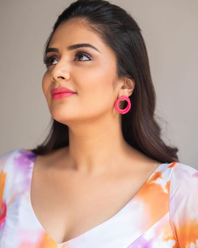 Staggering Looks Of Sreemukhi